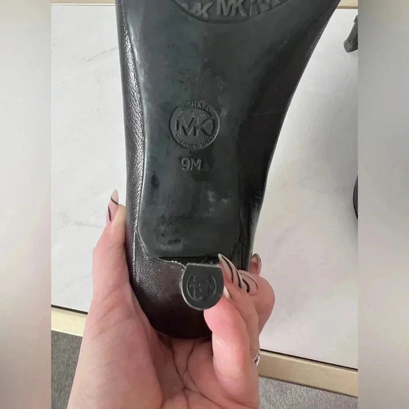 Michael by Michael Kors | Black Leather Pointy-Toe Pumps |  Size 9 - Picture 8 of 10